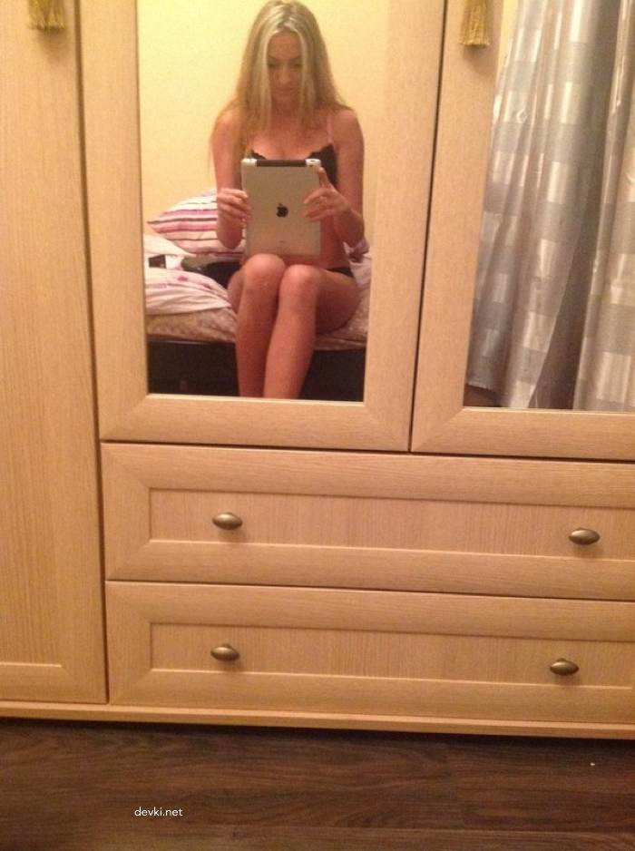 Sexy Selfie: Cute Girl Taking Hot Photos of Herself