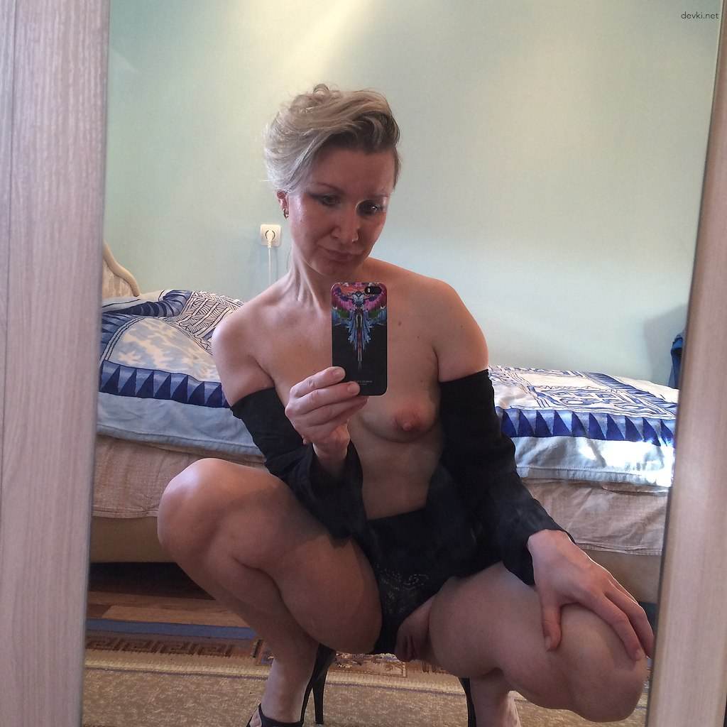 Mature Aunt's Explicit Homemade Selfie - Hot Amateur MILF Photo