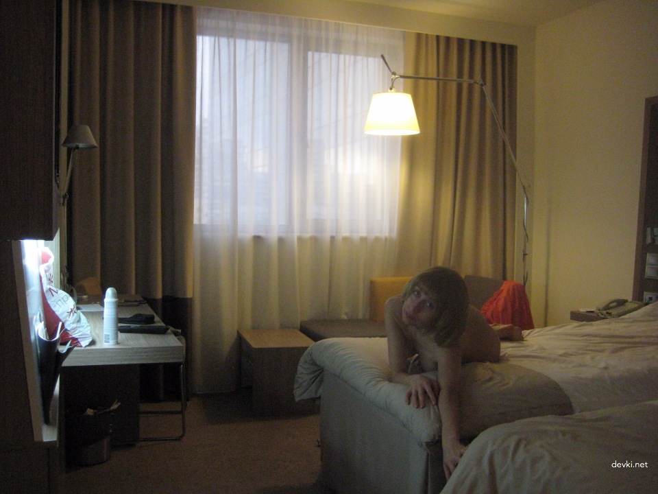 Pregnant MILF Poses Naked: Explicit Amateur Nude Photoshoot