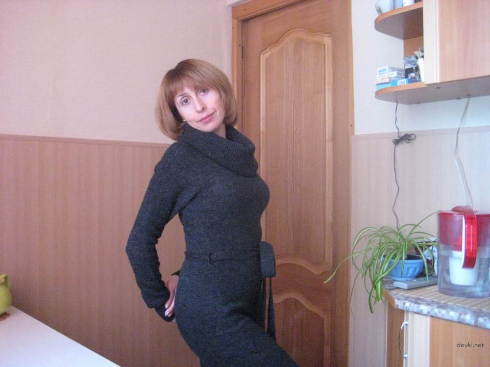 Pregnant MILF Poses Naked: Explicit Amateur Nude Photoshoot