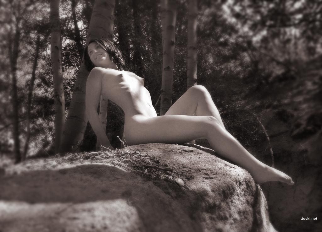 Hot Amateur Babe Poses Nude in Nature - Explicit Outdoor Photoshoot