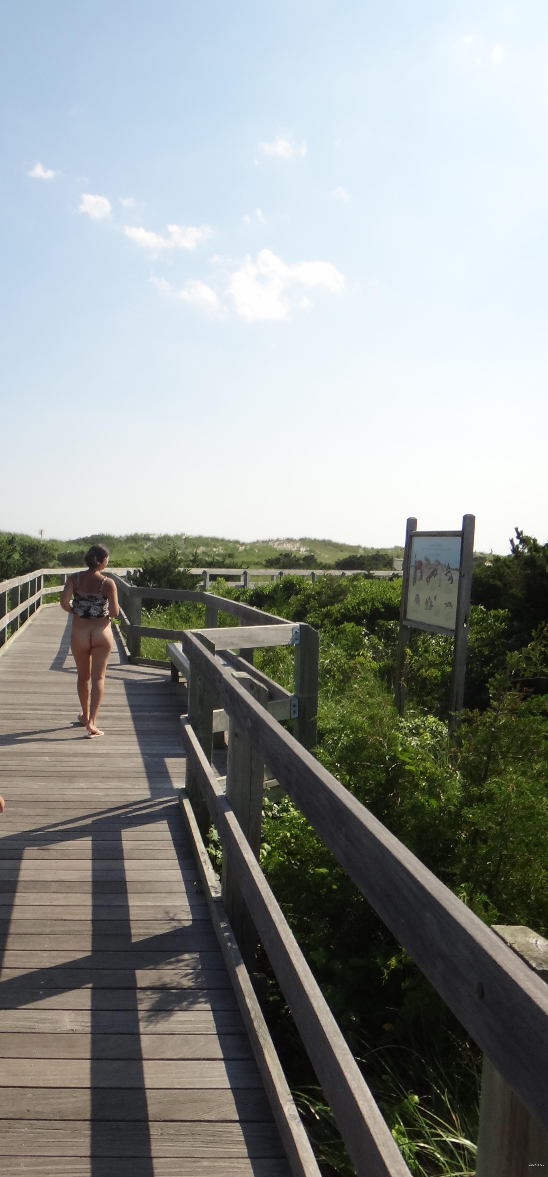 Wife goes commando: Explicit amateur photo of woman walking without panties
