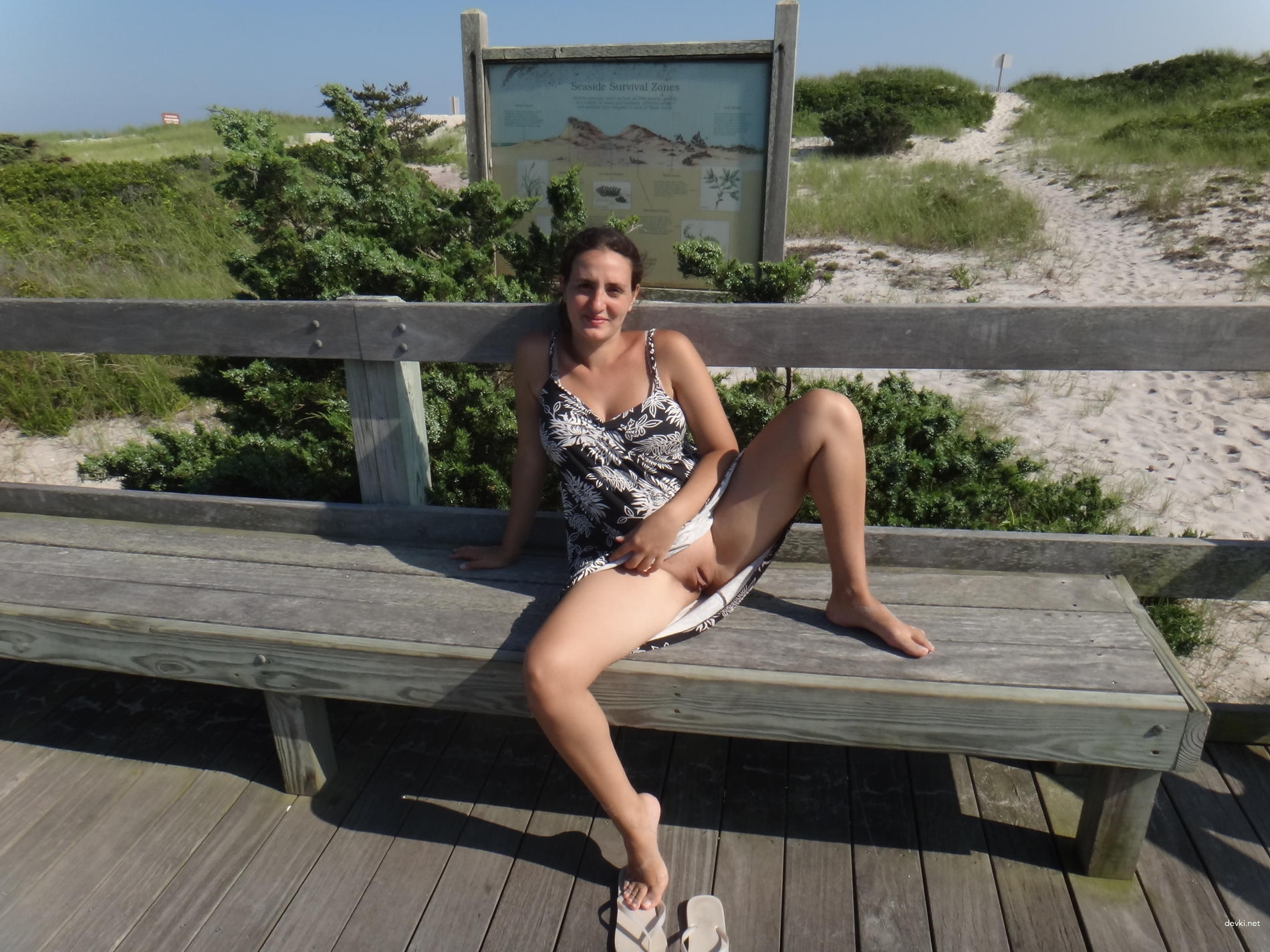 Wife goes commando: Explicit amateur photo of woman walking without panties