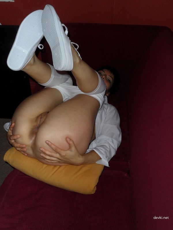 Experienced woman spreads her legs: Explicit amateur photo content