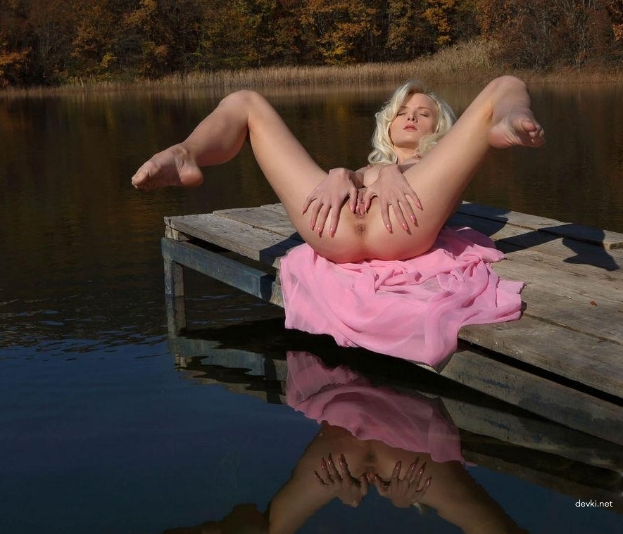 Explicit Amateur Photos: Skinny Girl Shows Off Body and Pussy - Beautiful Erotica
