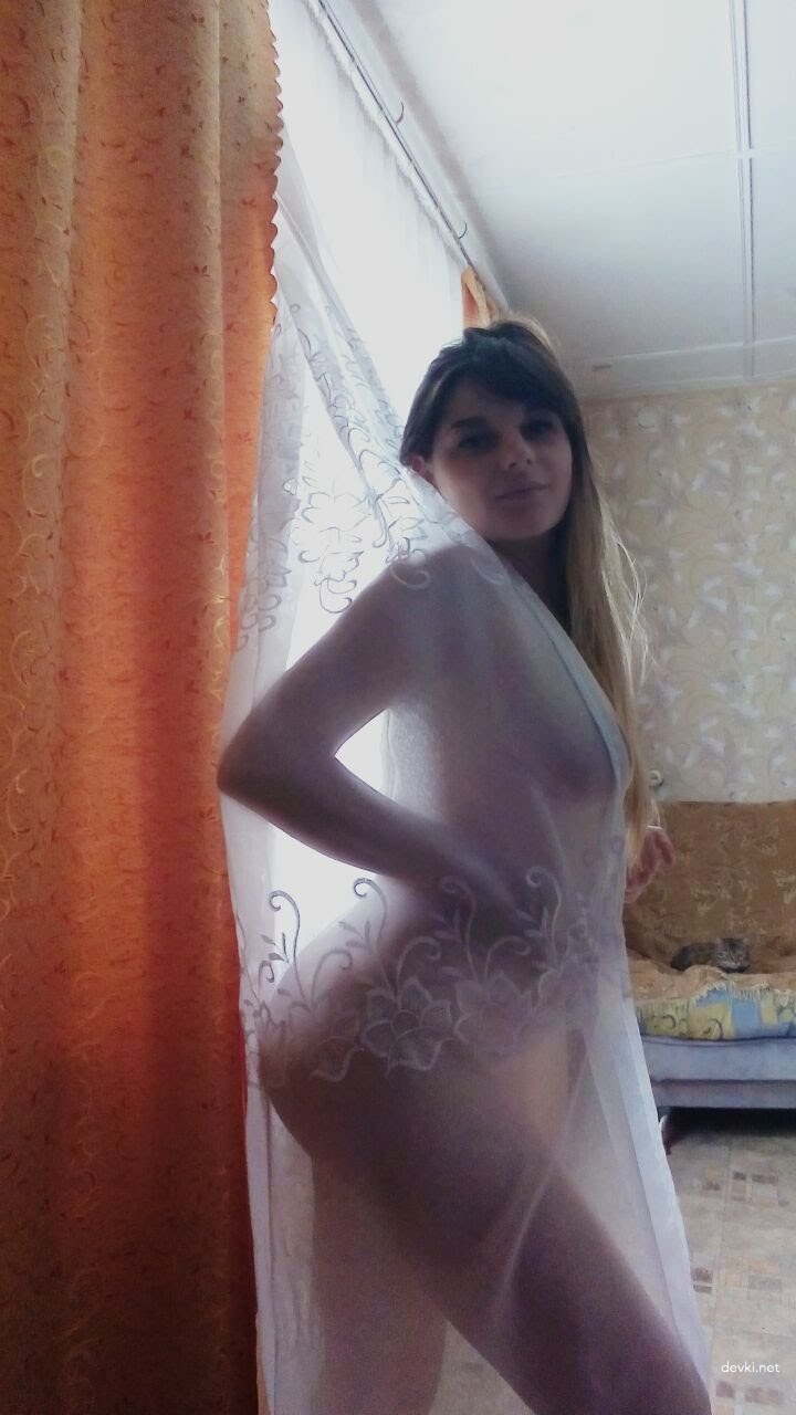 Amateur Beauty Poses Naked: Explicit Photo Shoot