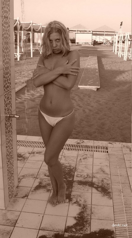 Explicit Amateur Blonde Vacation Pics: Private Photos of a Blonde on Holiday