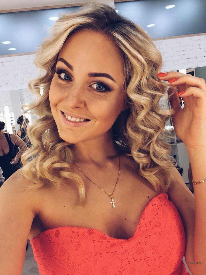 Young amateur loves to pose naked: explicit photo shoot.