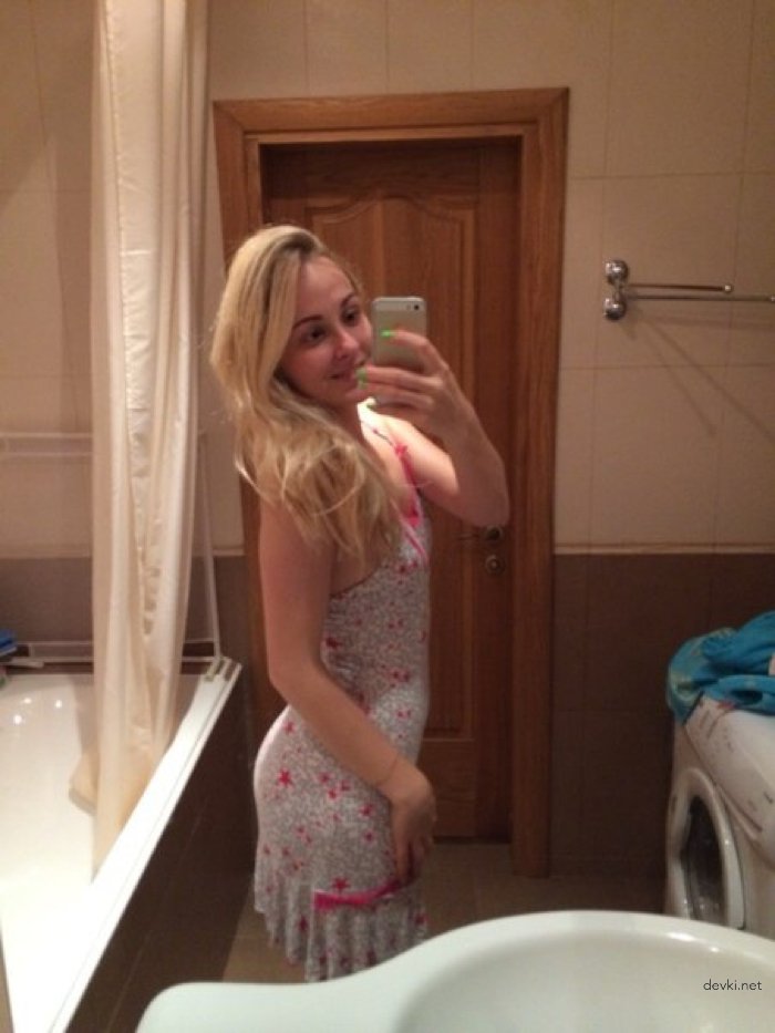 Young amateur loves to pose naked: explicit photo shoot.
