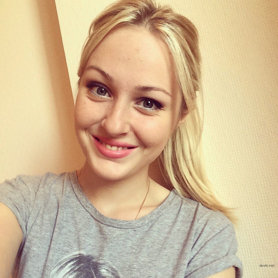 Young amateur loves to pose naked: explicit photo shoot.