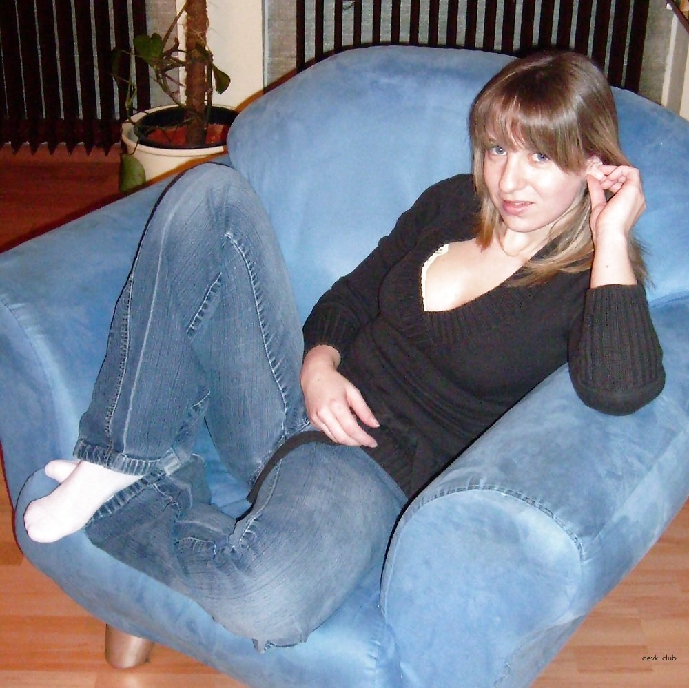 Naked Woman Loves Posing Without Panties - Amateur Explicit Photo