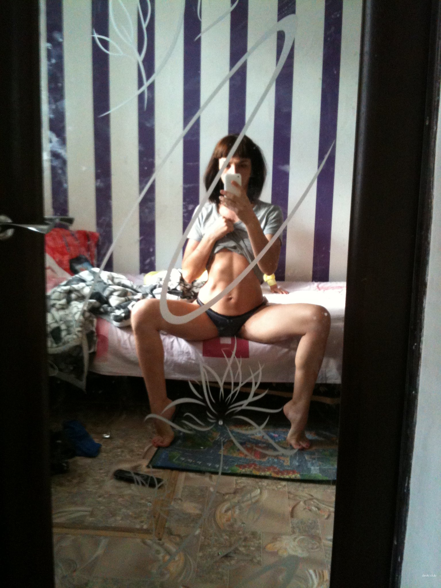 Seductive Girl with Gorgeous Legs: Explicit Amateur Photo