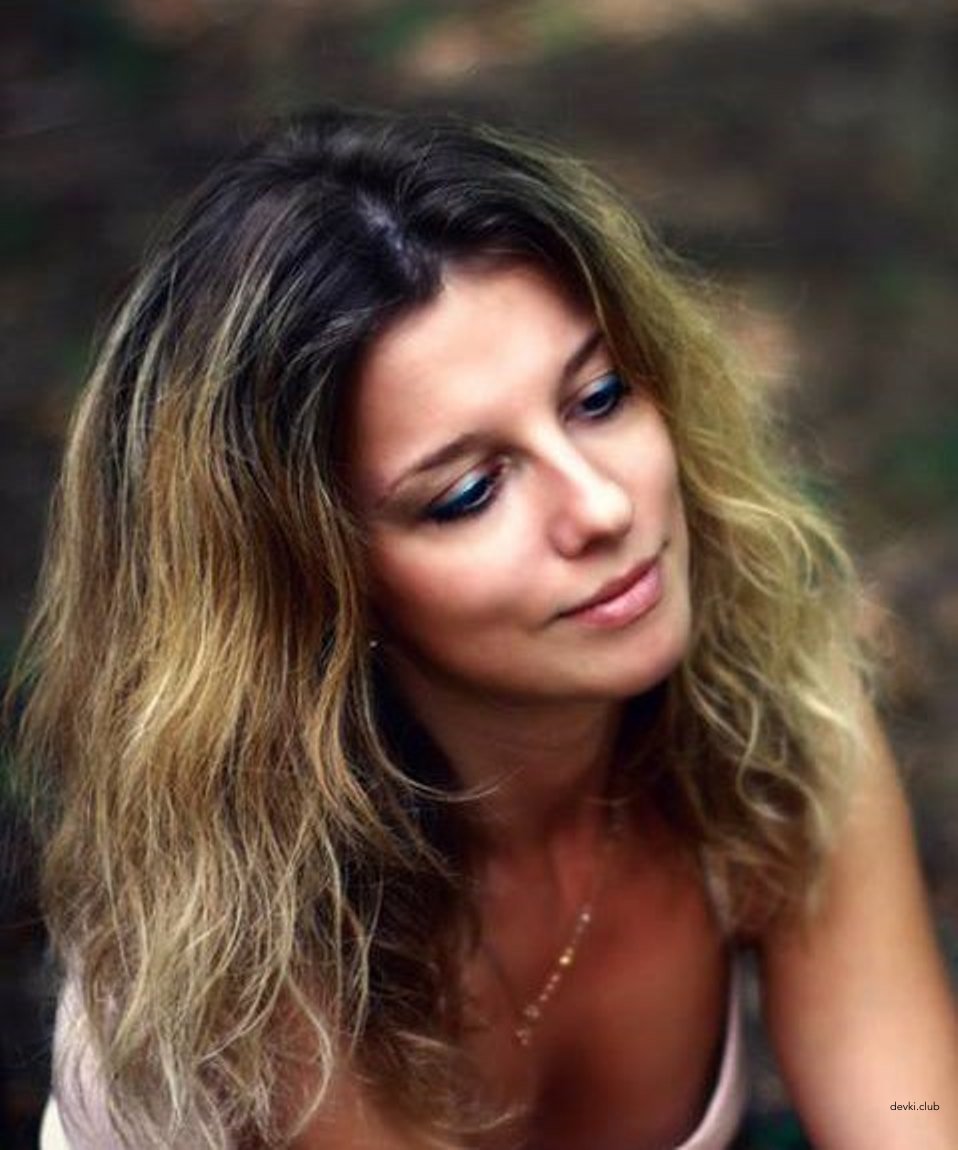 Sexy Woman with Small Tits Gives Blowjob