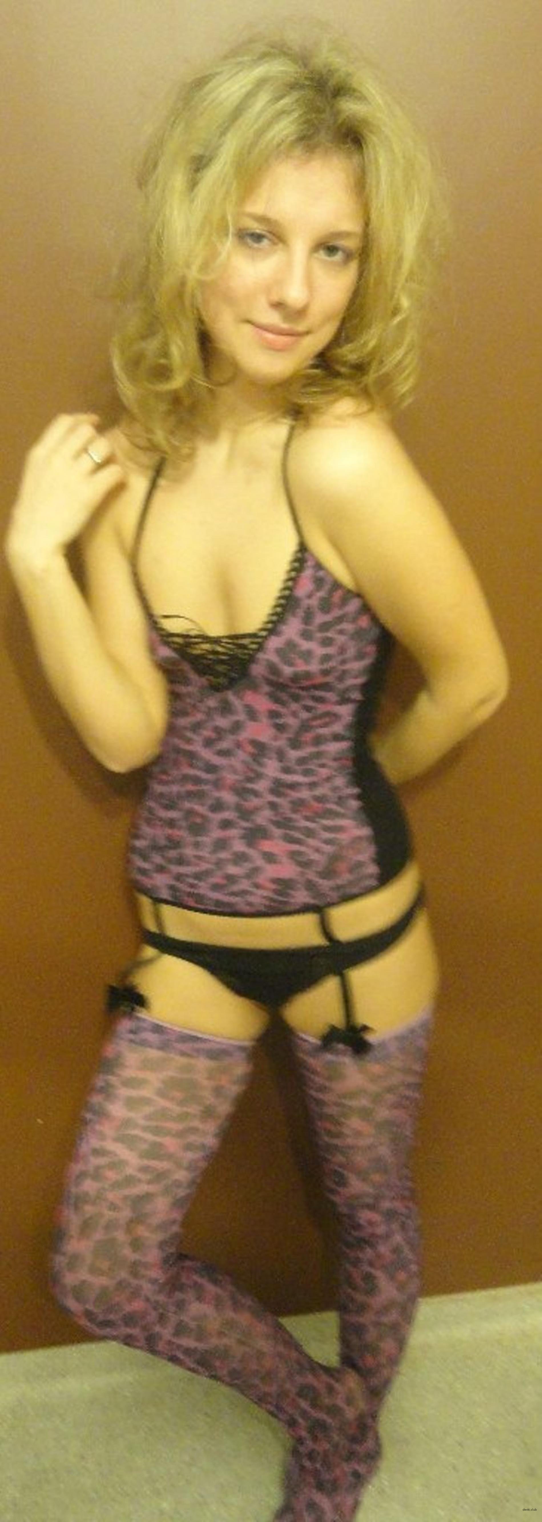 Sexy Woman with Small Tits Gives Blowjob