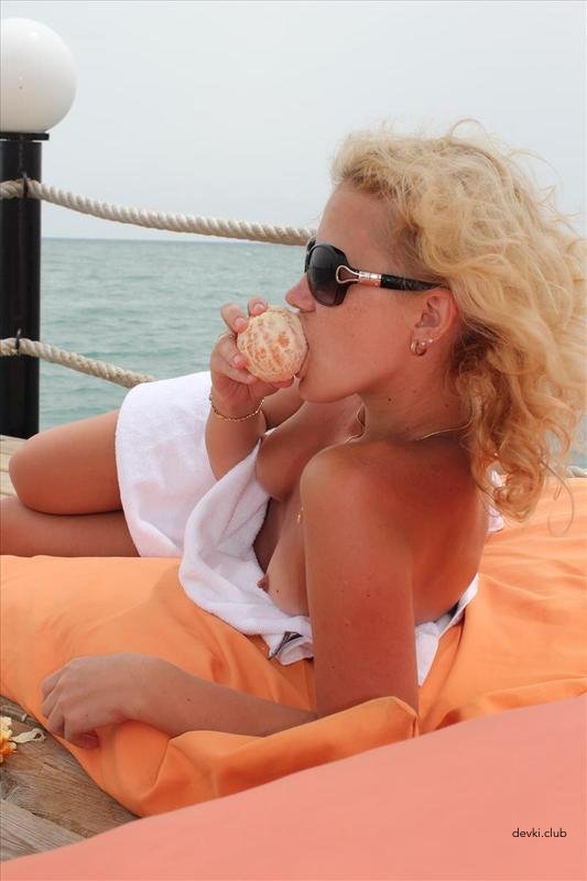 Explicit Amateur Photos: Wife's Intimate Vacation Pics