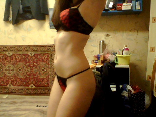 Young Beauty Shows Pussy - Explicit Amateur Photo