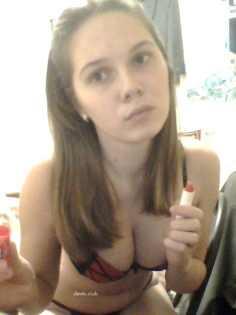 Young Beauty Shows Pussy - Explicit Amateur Photo