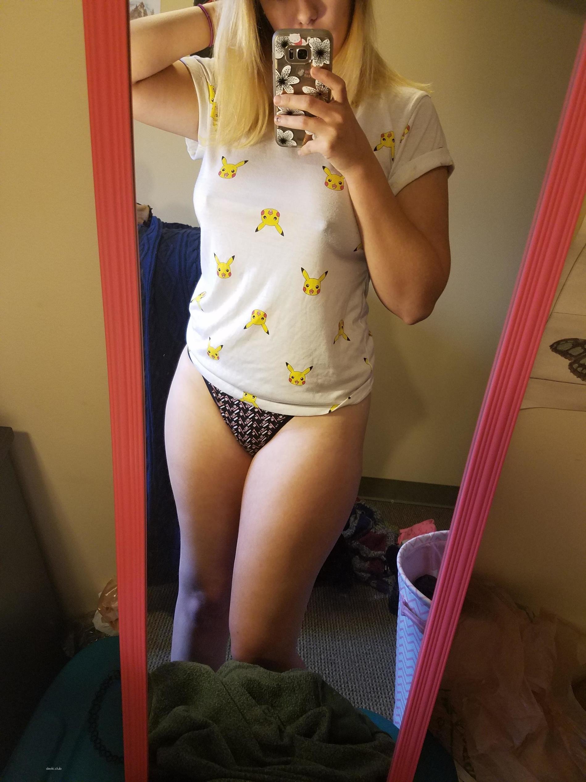 Amateur Nude Mirror Selfies and Bath Photos: Explicit Amateur Photography
