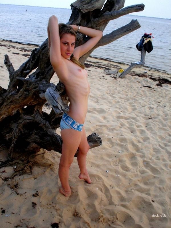 Skinny and Flexible Girl Nude: Explicit Amateur Photos