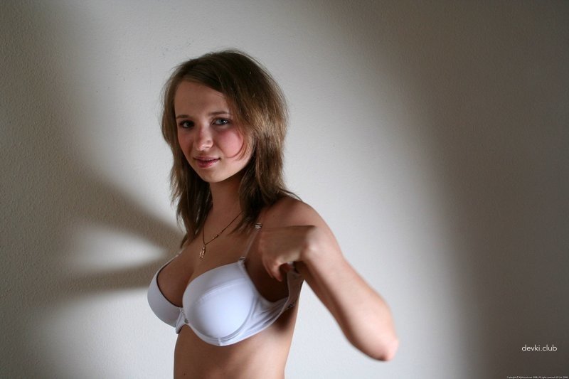 Sultry Amateur Beauty in Erotic Photoshoot: Explicit and Bold Seduction