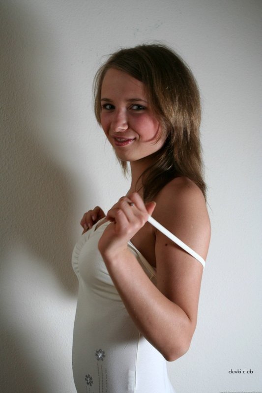 Sultry Amateur Beauty in Erotic Photoshoot: Explicit and Bold Seduction