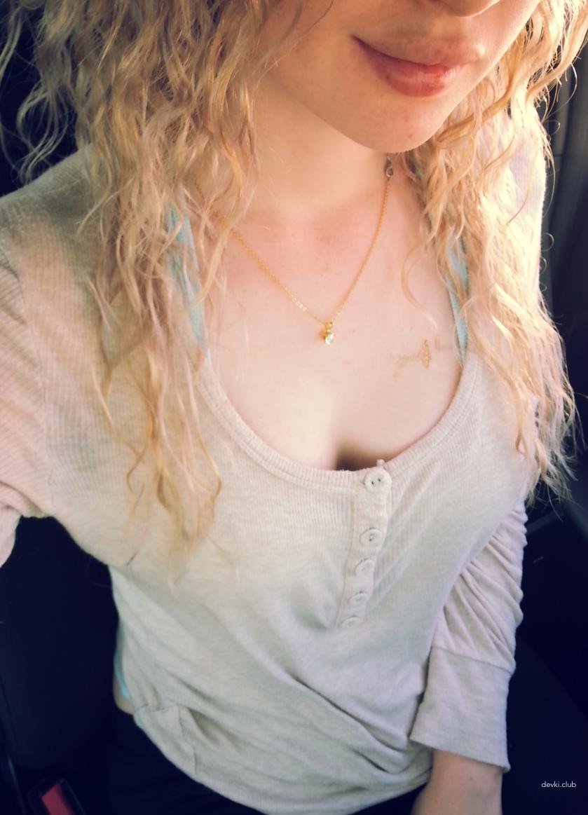Sexy Blonde Girl with Big Tits - Amateur XXX Photo