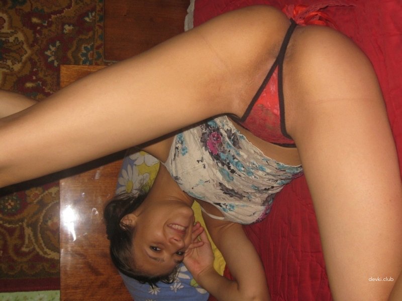 Topless Amateur Loves Posing for Explicit Photos