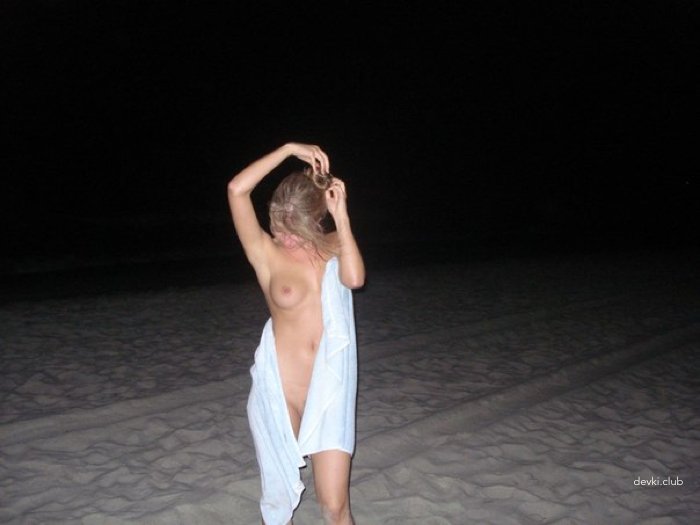 Naked Beauty Poses on Beach: Amateur Explicit Photo Shoot