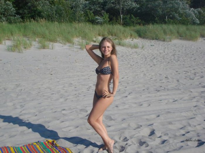 Naked Beauty Poses on Beach: Amateur Explicit Photo Shoot