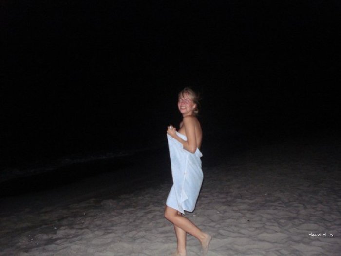 Naked Beauty Poses on Beach: Amateur Explicit Photo Shoot