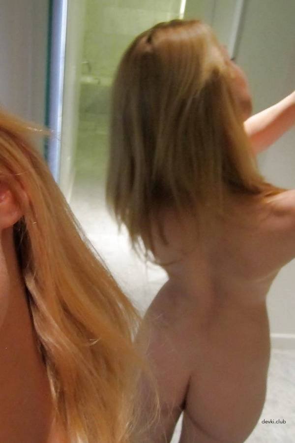 Sexy Selfie: Hot Babe Captures Herself in Mirror Reflection