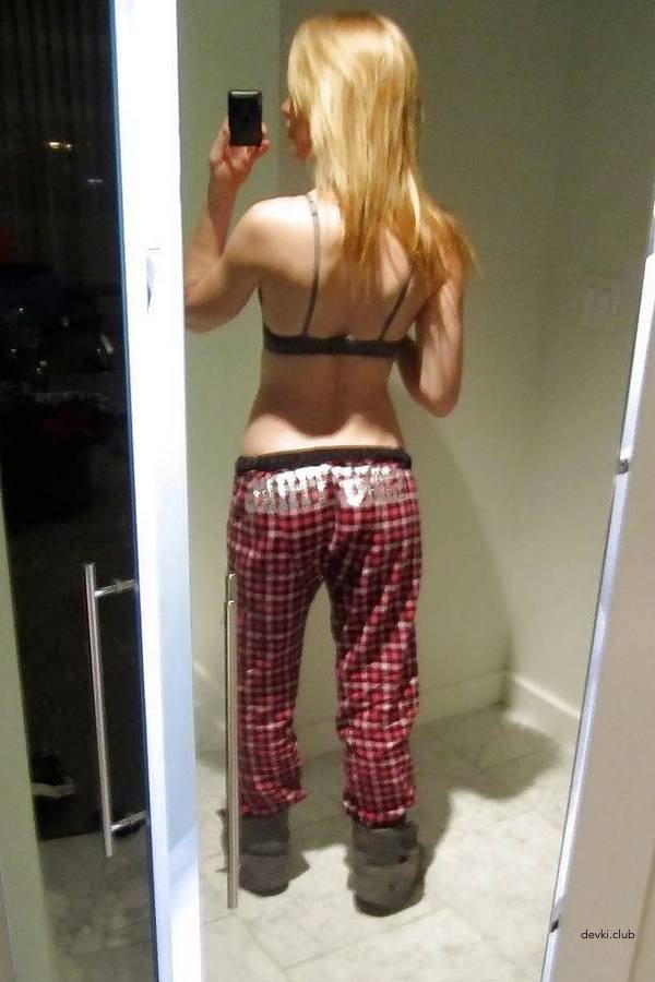 Sexy Selfie: Hot Babe Captures Herself in Mirror Reflection