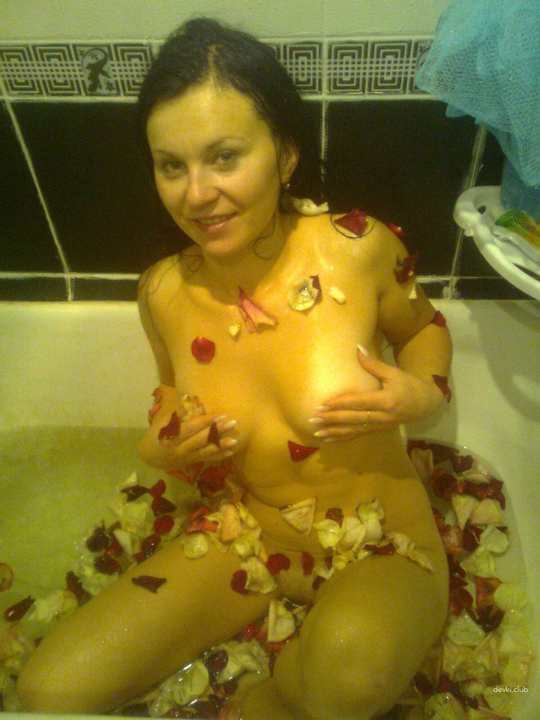 Amateur Wife's First Nude Photoshoot: Explicit and Bold Pose