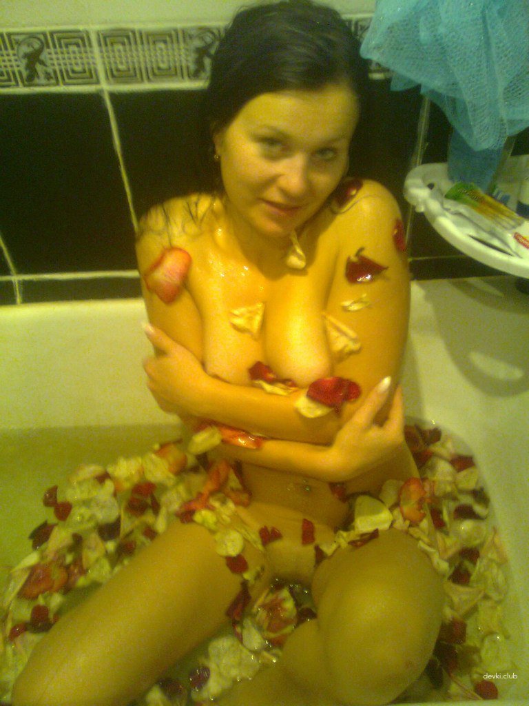 Amateur Wife's First Nude Photoshoot: Explicit and Bold Pose