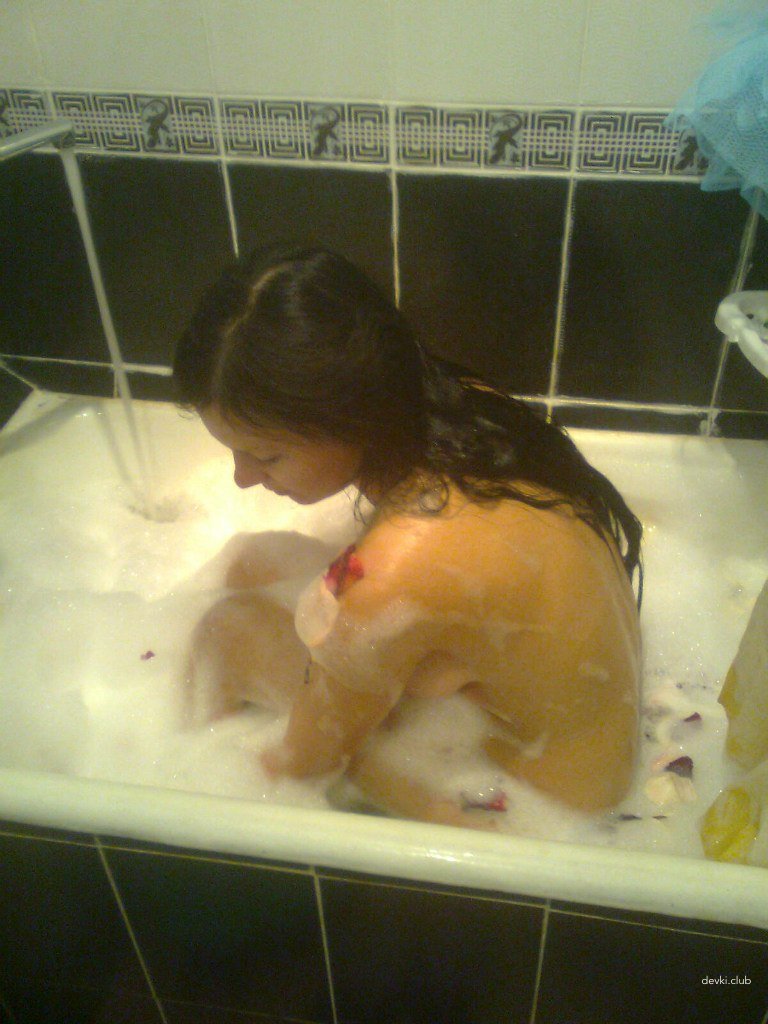 Amateur Wife's First Nude Photoshoot: Explicit and Bold Pose