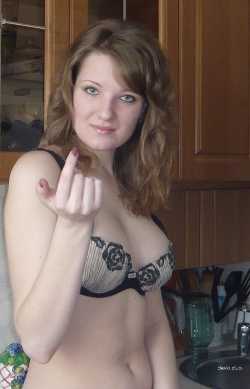 Naked Woman with Big Ass Poses Explicitly - Amateur Photo