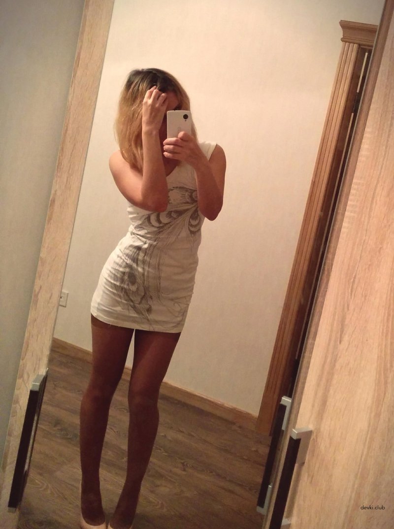 Explicit Selfie Obsession: Naughty Girl Loves to Photograph Herself