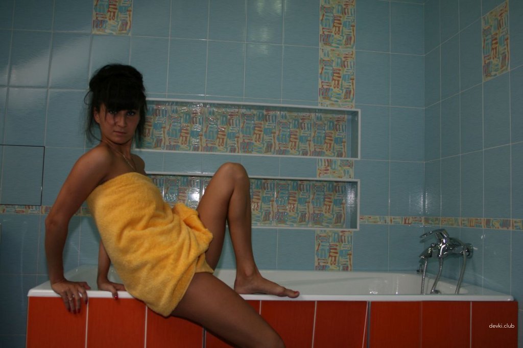 Sultry Brunette Amateur Photos: Slim and Sexy Babe Exposed
