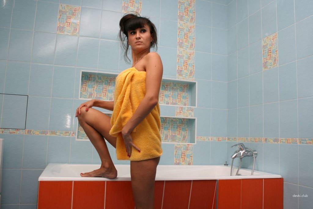 Sultry Brunette Amateur Photos: Slim and Sexy Babe Exposed