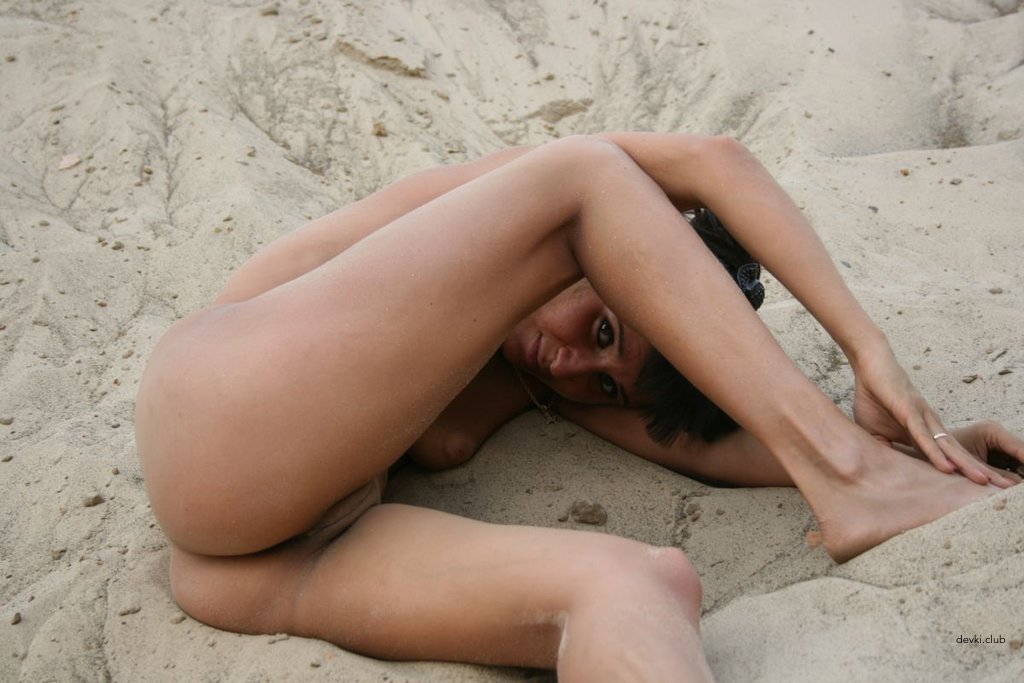 Sultry Brunette Amateur Photos: Slim and Sexy Babe Exposed