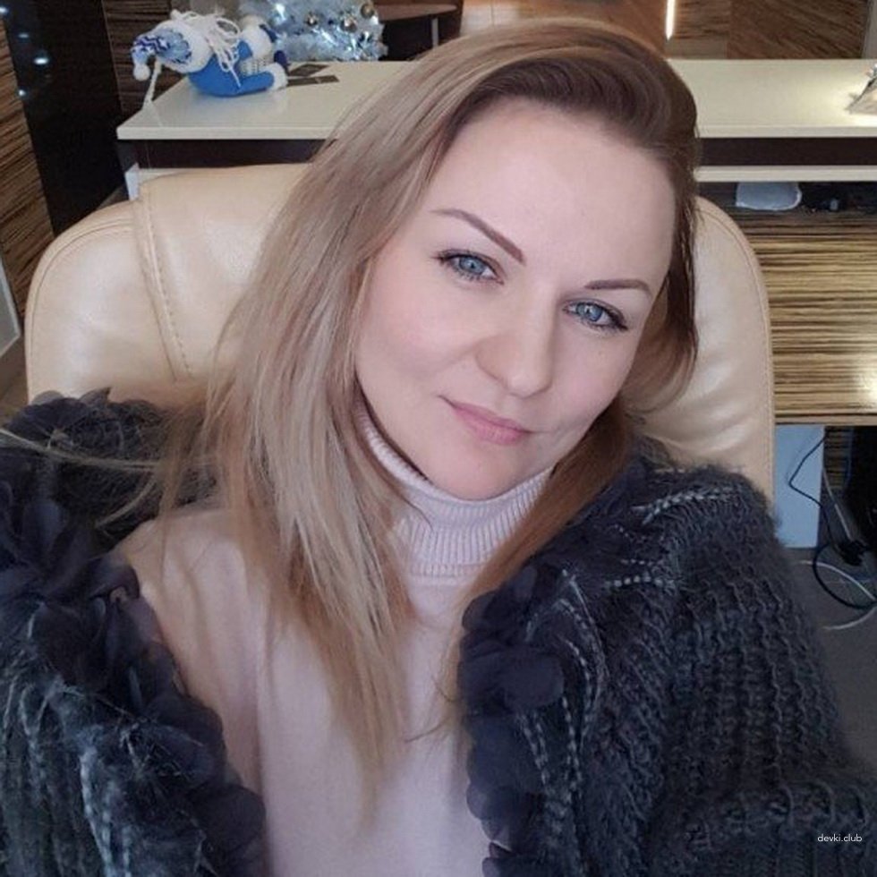 Amateur Pussy Pics for Lover: Explicit Photoshoot with Pilotka