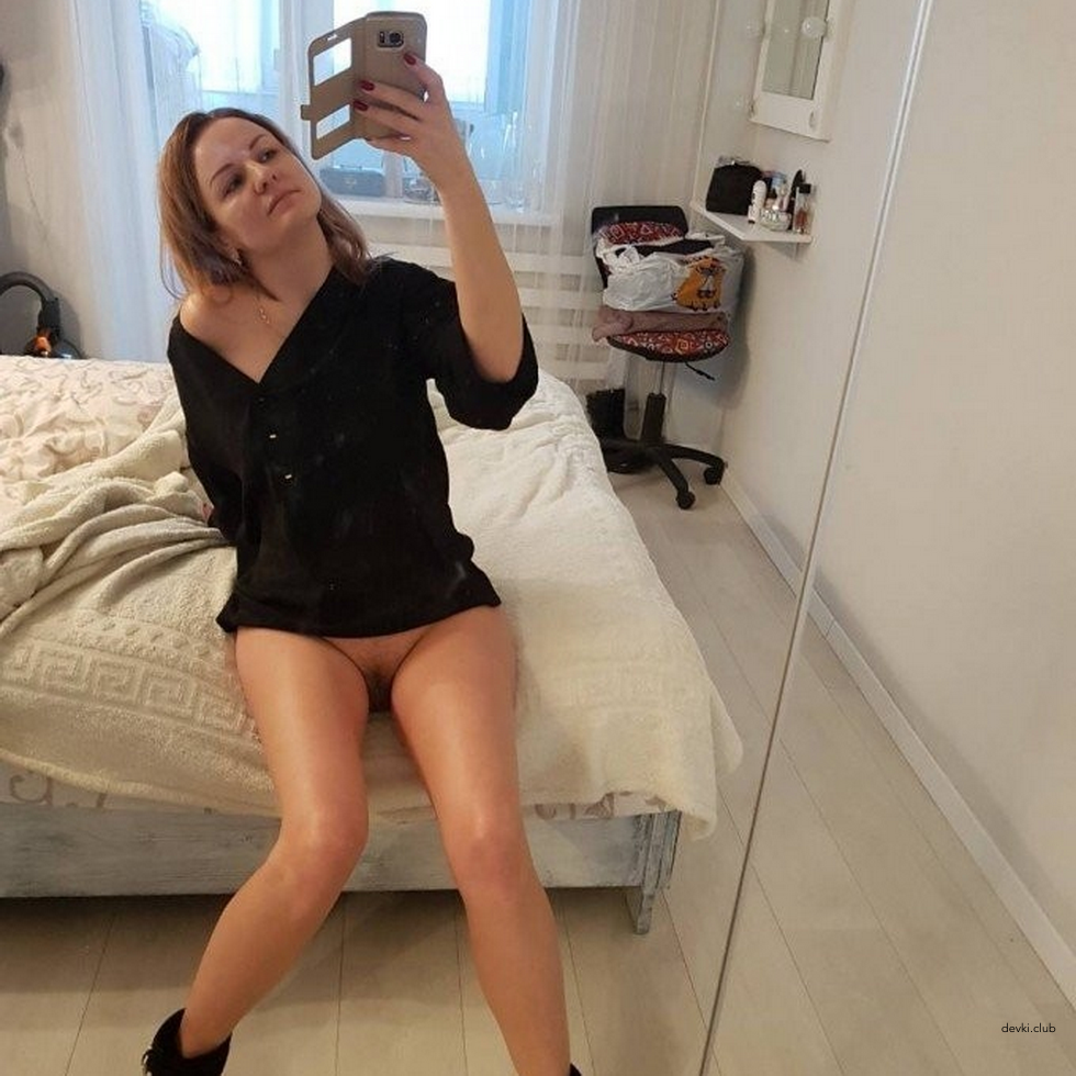 Amateur Pussy Pics for Lover: Explicit Photoshoot with Pilotka