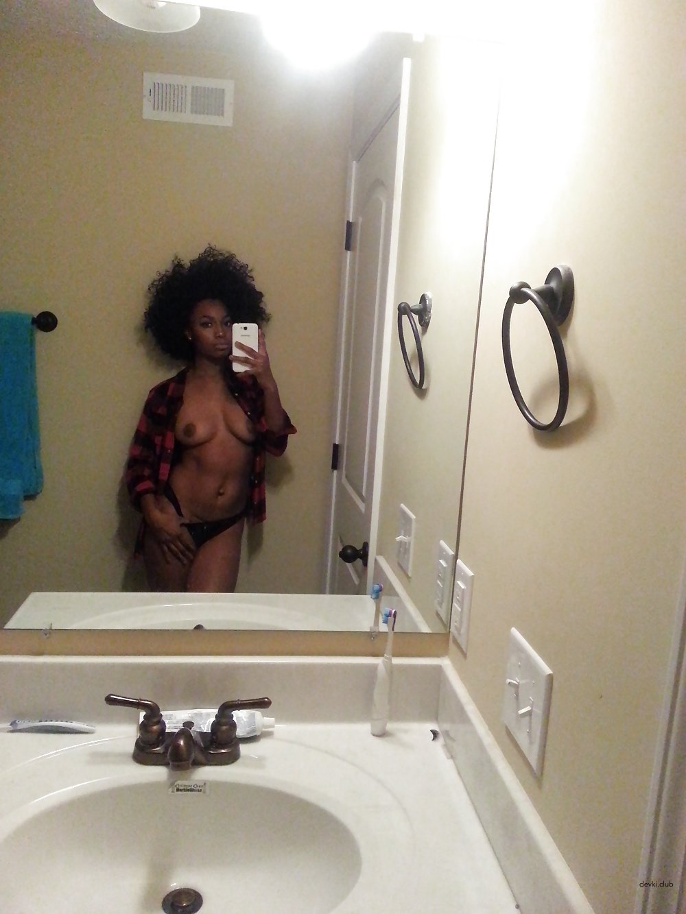 Slender Mulatto Babes Take Explicit Selfies