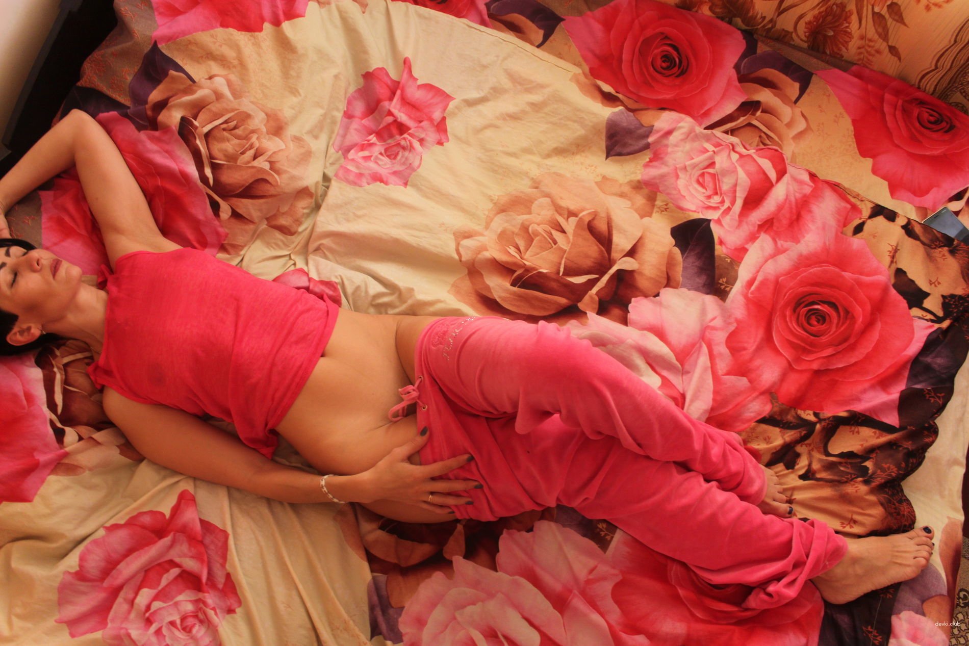Mature Lady Strikingly Poses: Explicit Amateur Photo Shoot