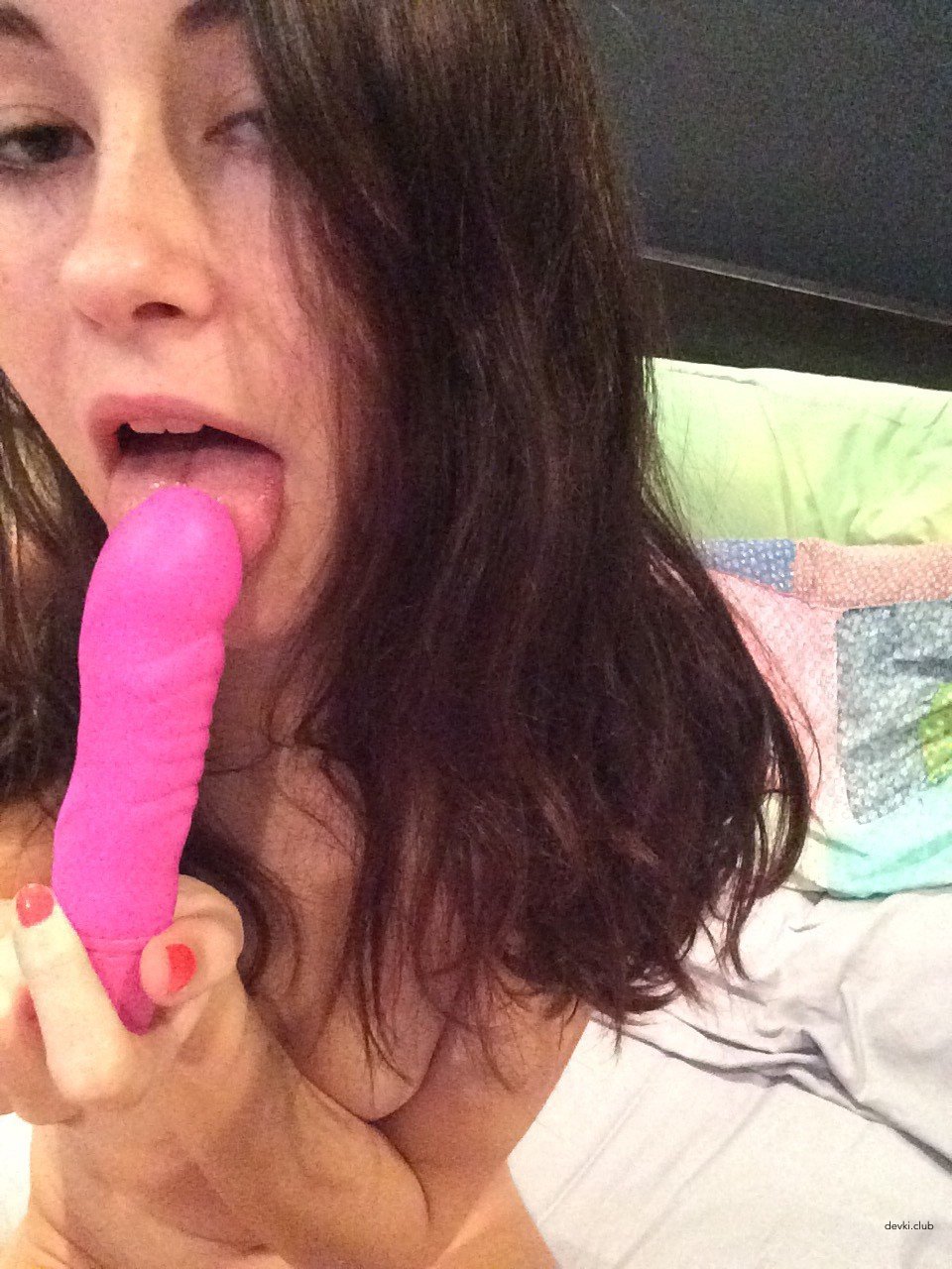 Skinny chick takes explicit selfie: Amateur porn photo.