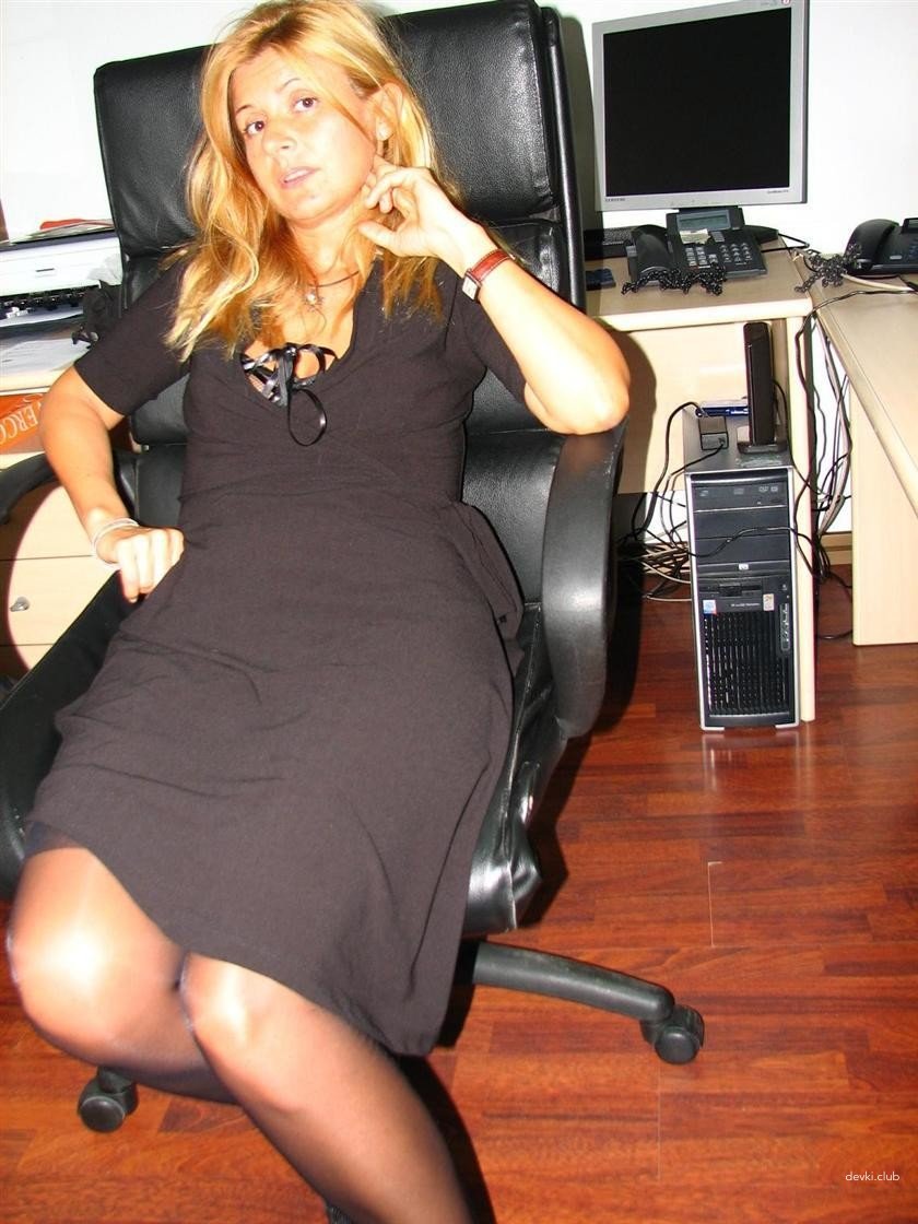 Mature Lady in Stockings Spreading Legs - Explicit Amateur Photo