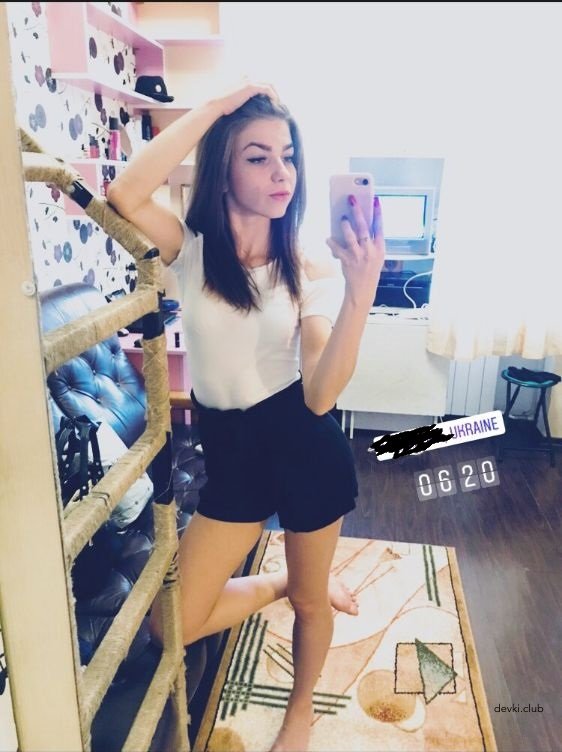 Hot Sporty Girl Takes Explicit Selfie - Amateur Photo