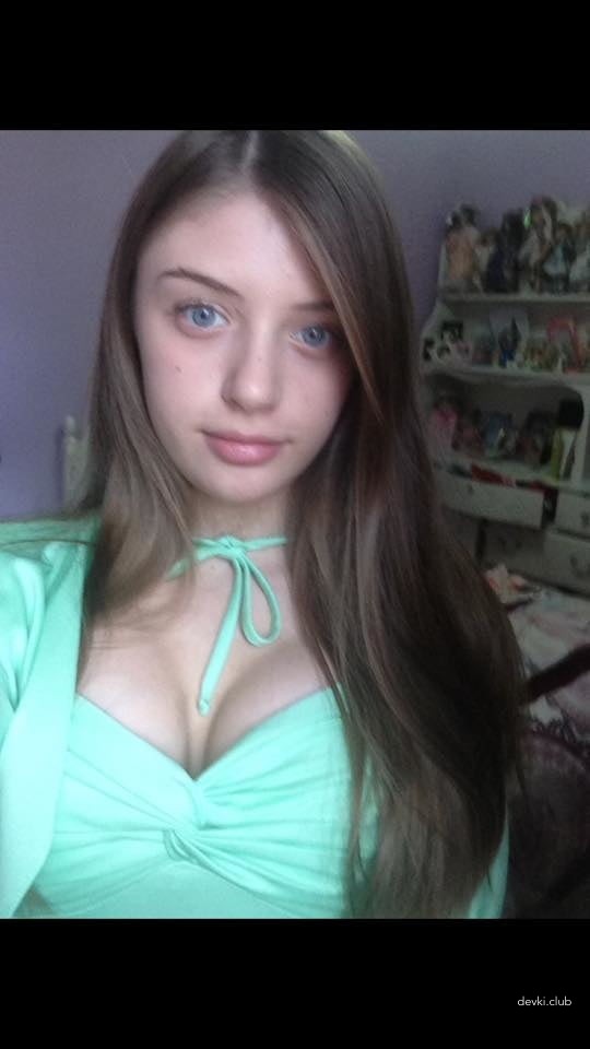 Young Naked Girl Explicit Amateur Photo