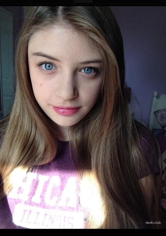 Young Naked Girl Explicit Amateur Photo