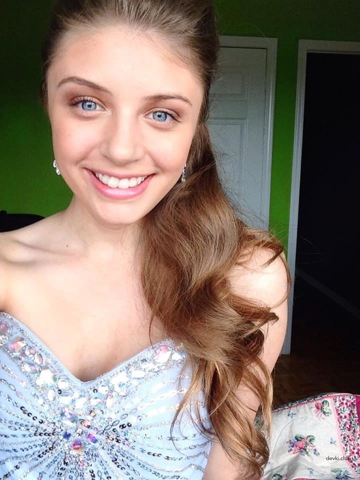 Young Naked Girl Explicit Amateur Photo
